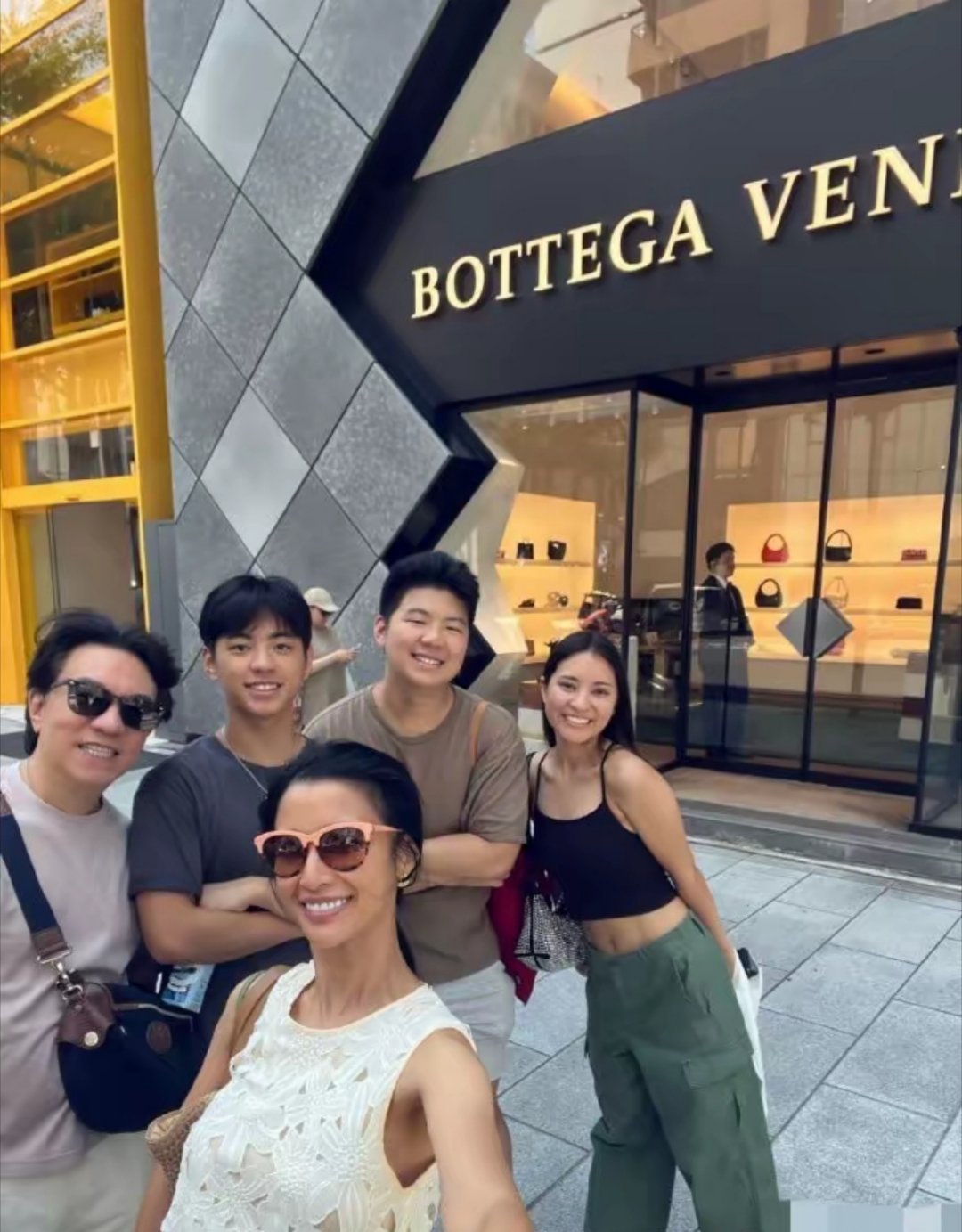 女星自曝儿子在美国餐厅端盘子打工女星李倩蓉儿子美国餐厅打工引赞：星二代不恋温室，