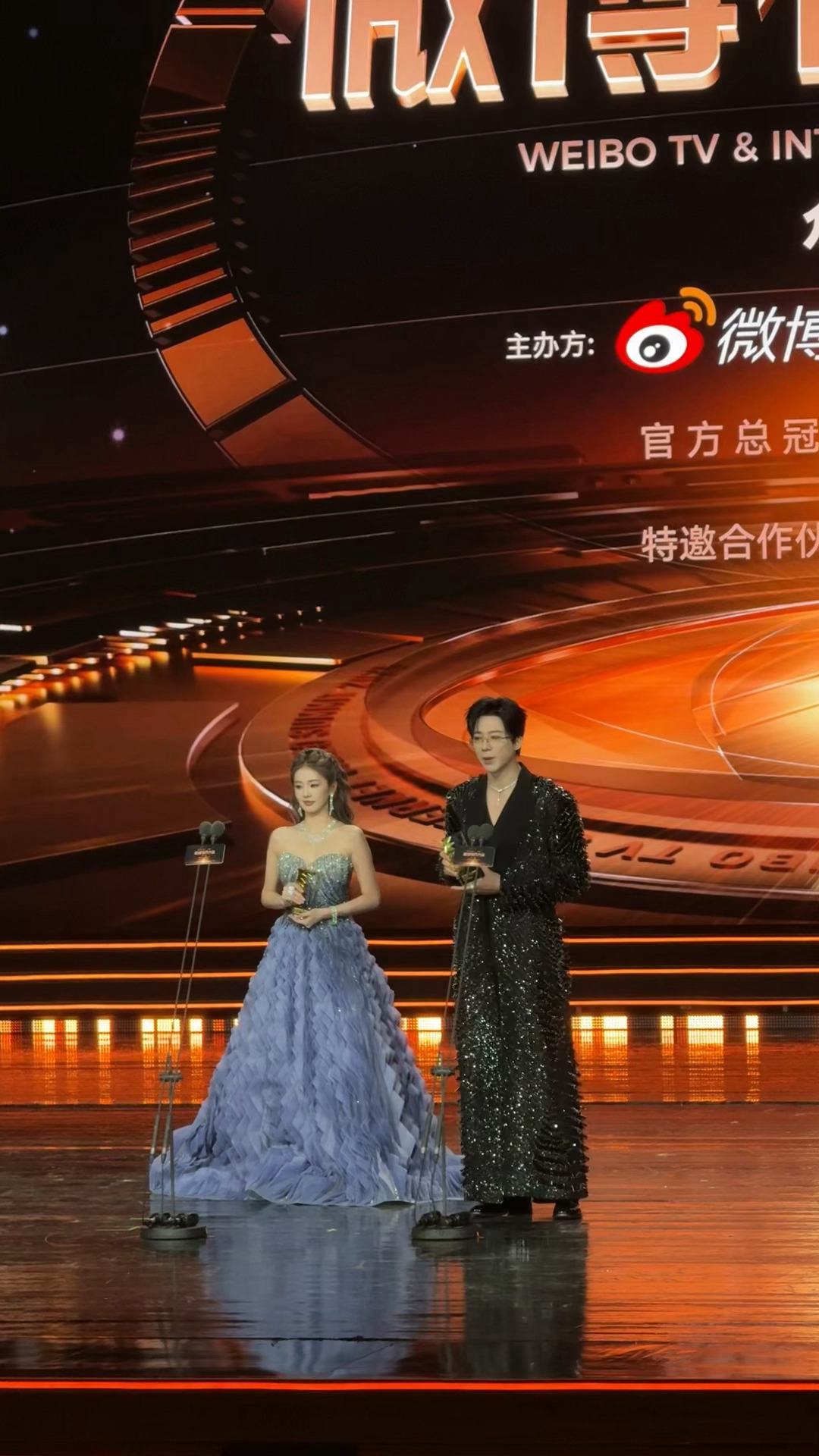 笑死了，一年又一年，白鹿刘宇宁内娱同桌[作揖]白鹿刘宇宁内娱同桌 微博视界大会 