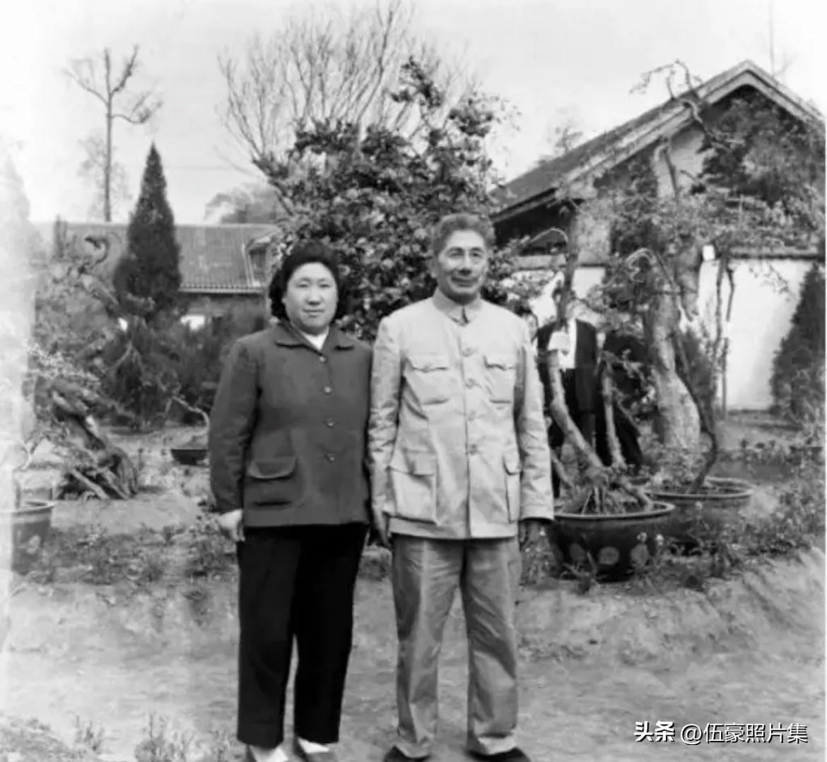 上世纪五十年代末，时任武汉军区副司令员兼高级步兵学校校长姚喆将军与夫人张秀英的合