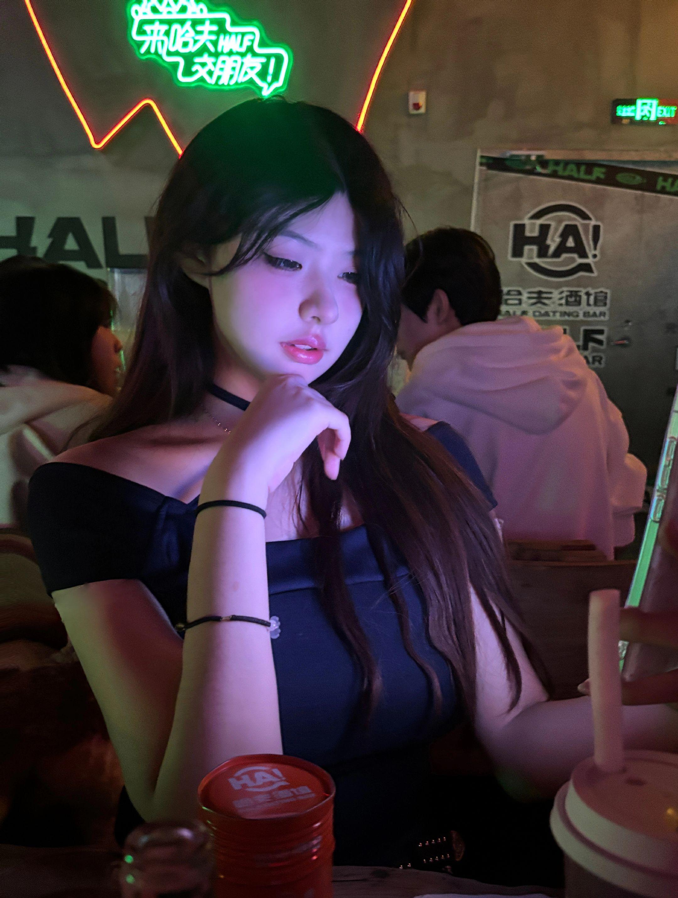 “得罪女人的两种下场 要么跪前面 要么跪后面”