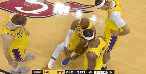 詹姆斯意外受伤詹姆斯受伤，骑士球员鲍尔绝对是故意垫脚，视频为证……！第三节湖人崩