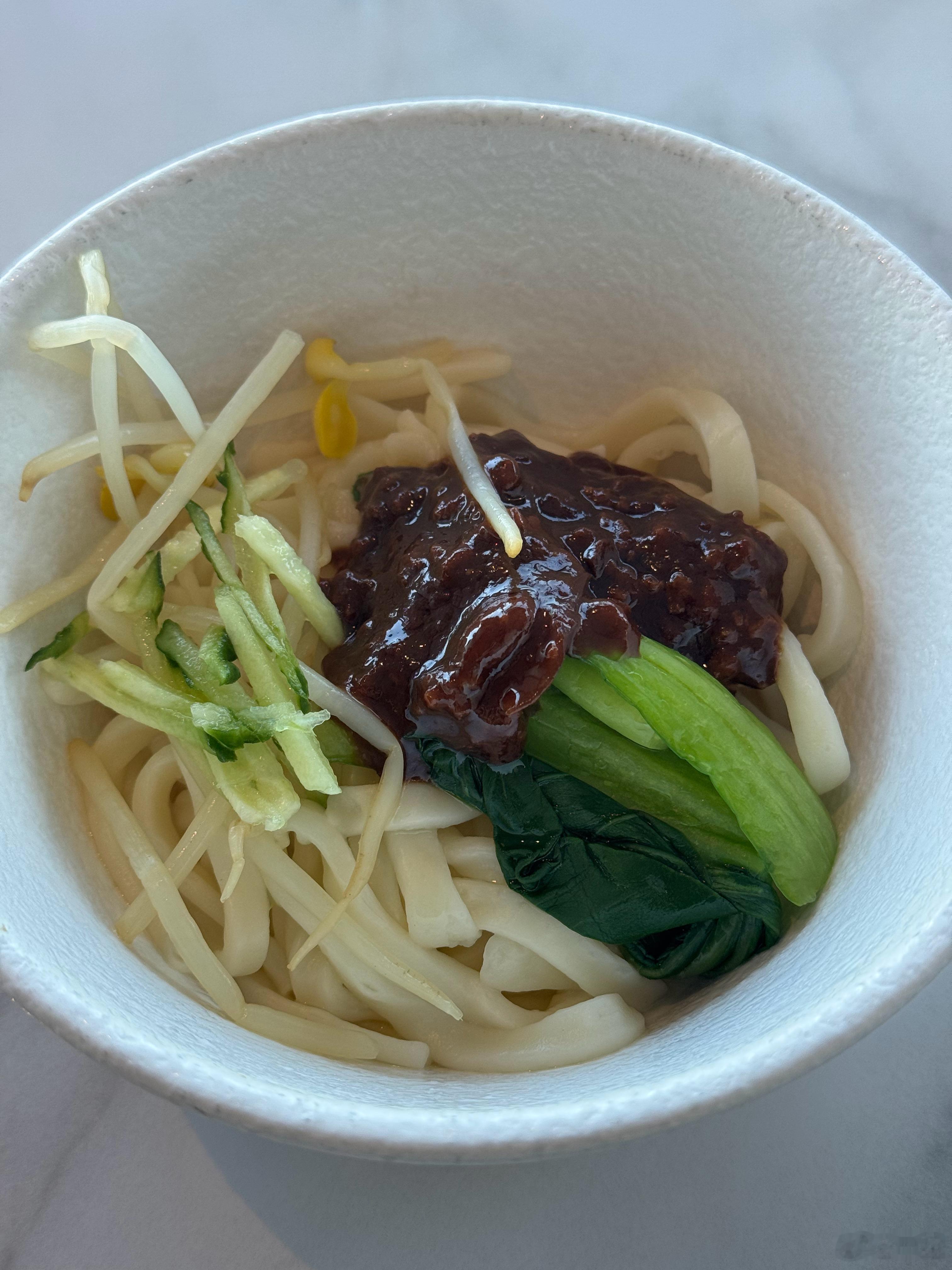 早上好啊朋友，北京早餐必须来碗炸酱面，好吃地道！就窗外光秃秃一片，跟我厦门郁郁葱