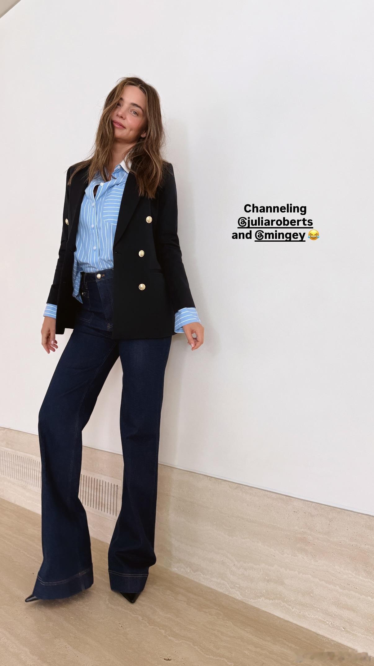 Miranda Kerr米兰达可儿也来演绎阿曼达和朱莉娅的同款西装造型了，不过可