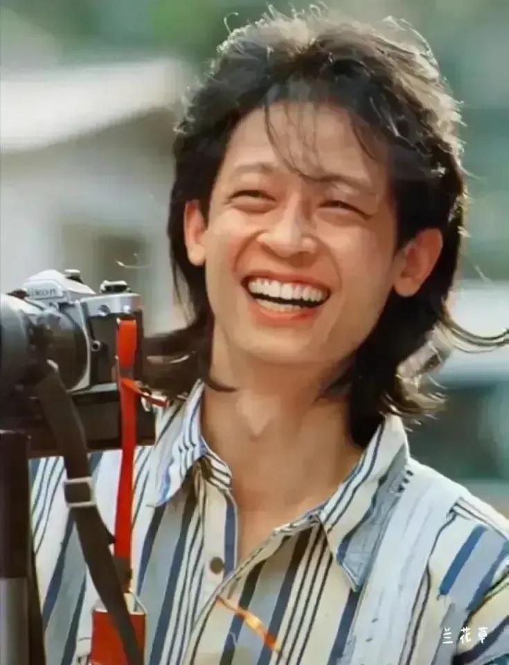 王志文，飞扬的青春。
他是一个有趣的男人，也是一个魅力男人。