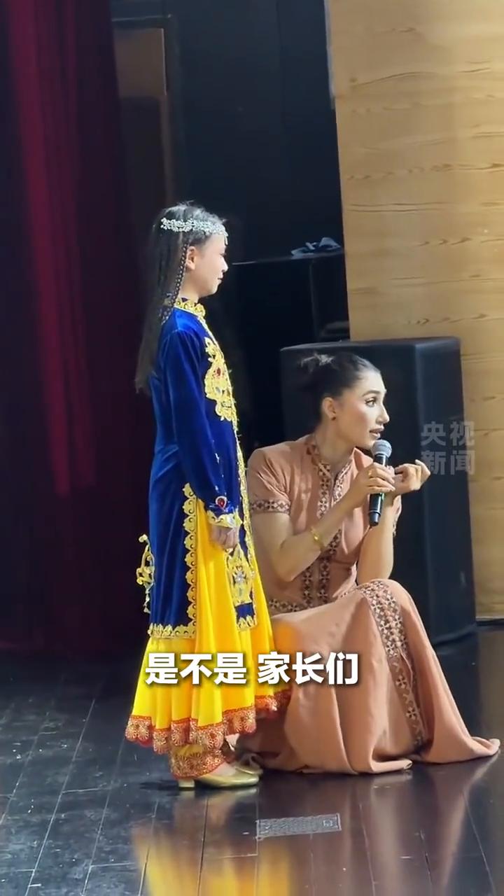 新疆小姑娘表演"顶碗舞"，收尾动作时不慎摔碎碗，小姑娘伤心落泪，比赛评委暖心安慰