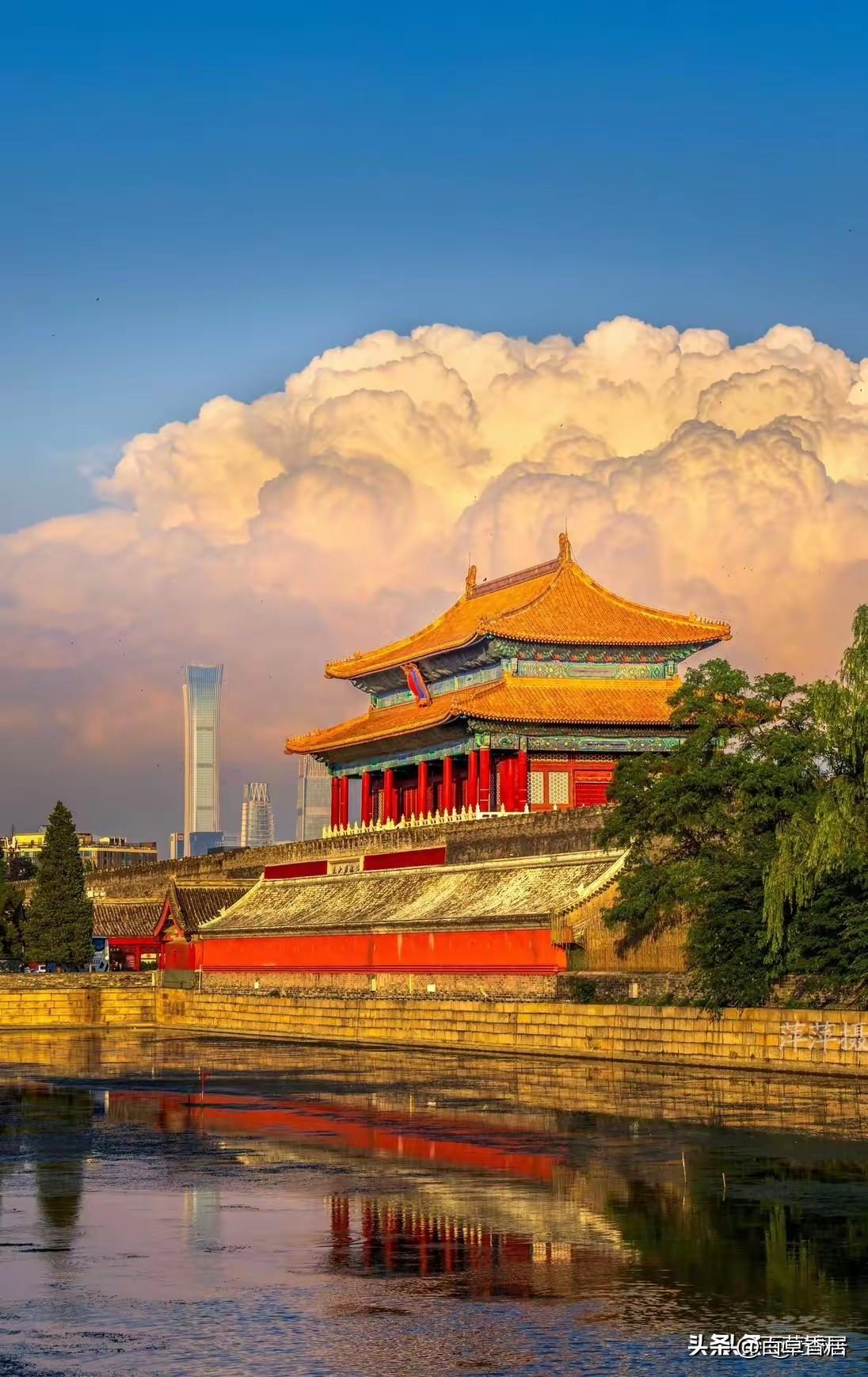 喜怒哀乐写岁月，
悲欢离合绘春秋。
