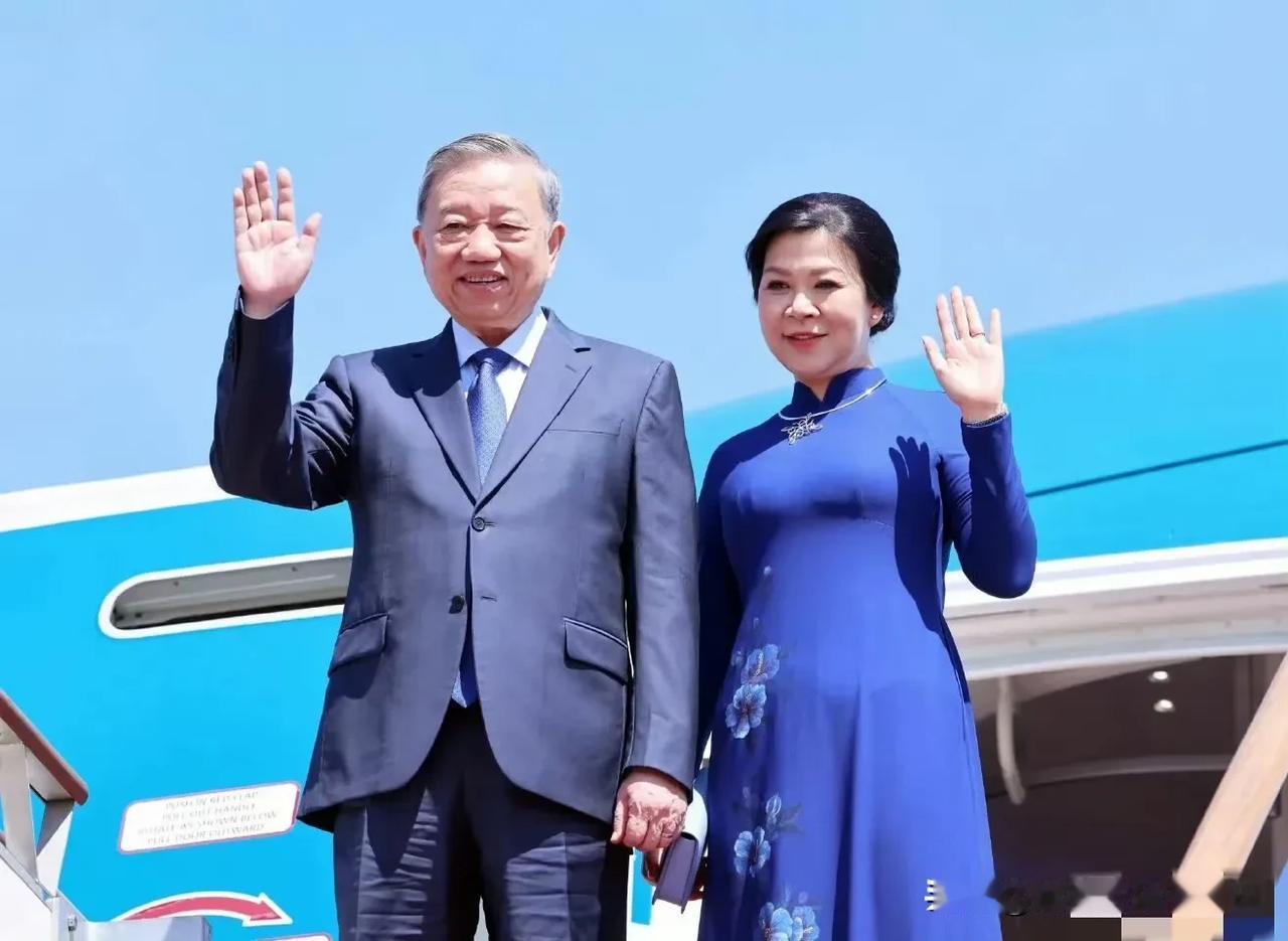 苏林携夫人百忙之中访问韩国，长长的红地毯一字铺开，迎接人员送上鲜花！不过，韩国的