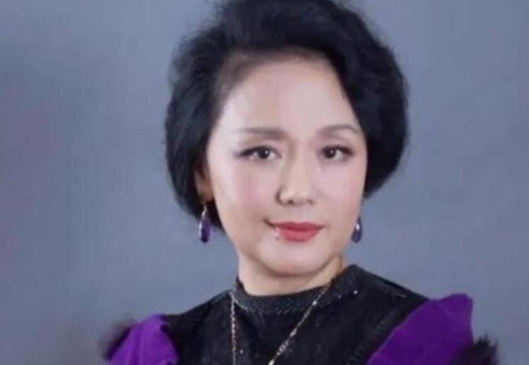 1979年，饰演潘金莲的演员廖学秋去外面拍戏，和老公分别了六个月，她归心似箭，往