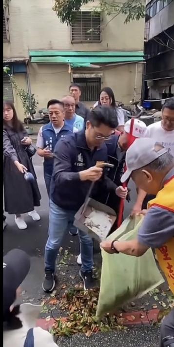 这是台北市长蒋万安在大街上打扫卫生在作秀，真不是一个干活的样子，你学了一年多了，