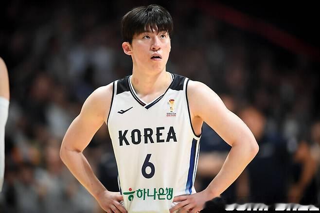 韩国男篮再传不利消息，核心后卫李政炫在与中国台北的比赛中脚踝扭伤，能否出战对日本