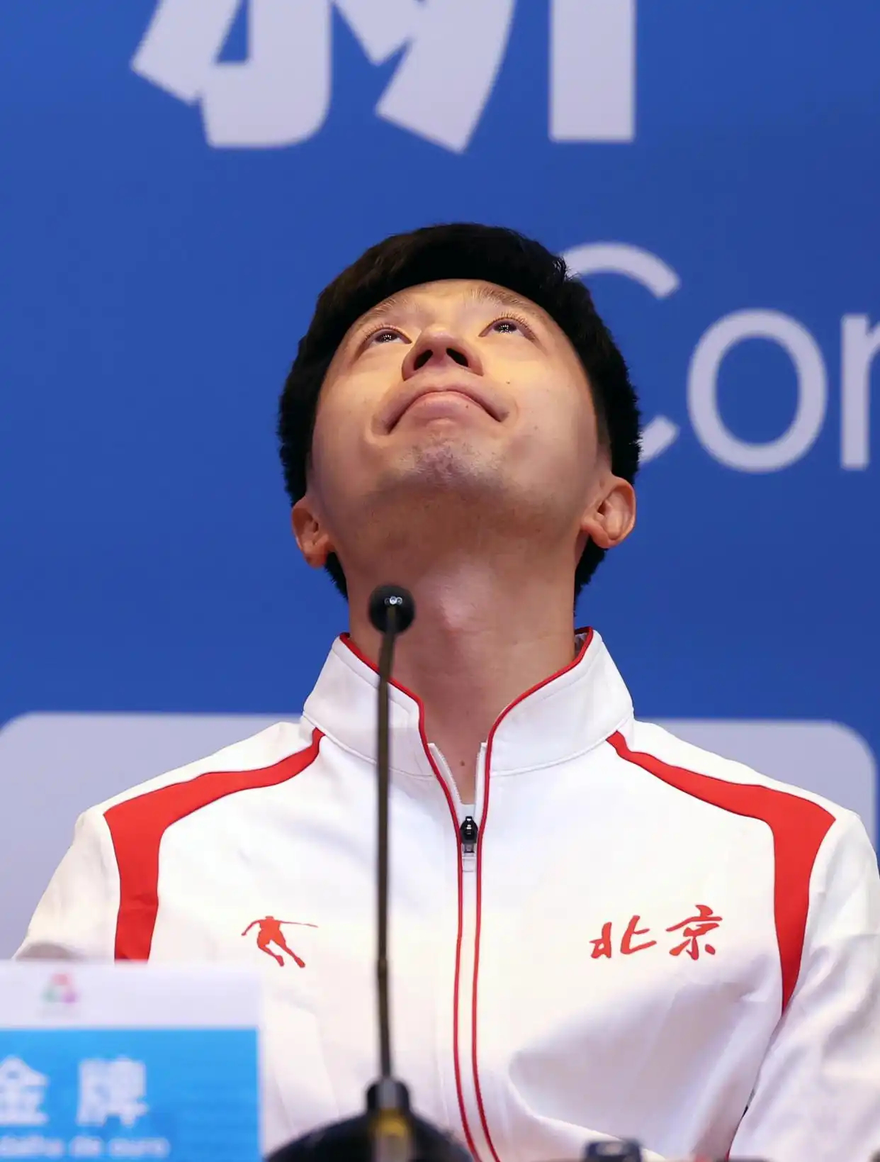 这段挺符合这张的：感慨和煽情都没有在对话中出现，怎么聊都不像是个结尾的样子。最后