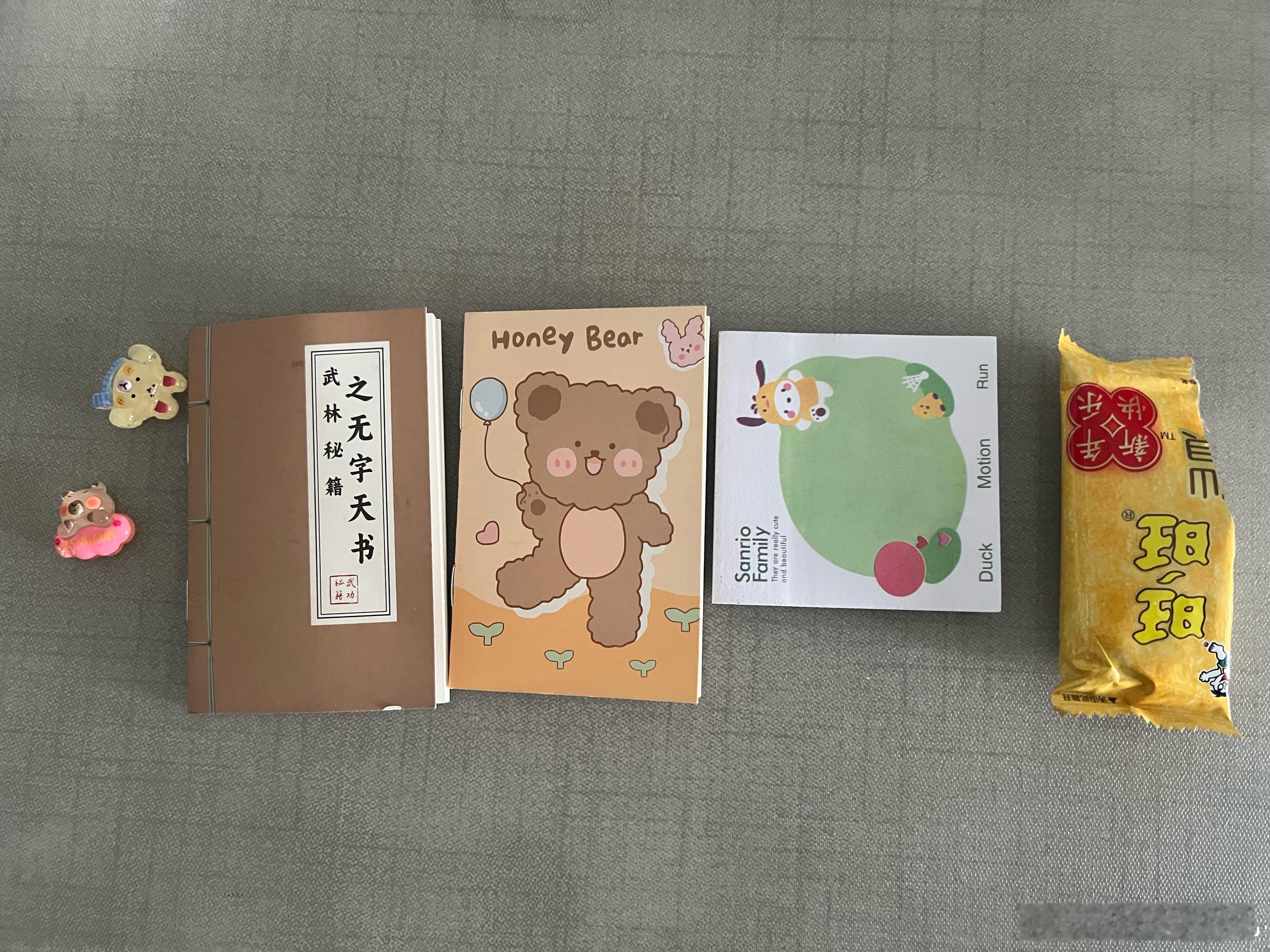 米米正式放寒假啦～期末整体成绩不错，拿了5张奖状回来，还有不少小礼物～看了下老师