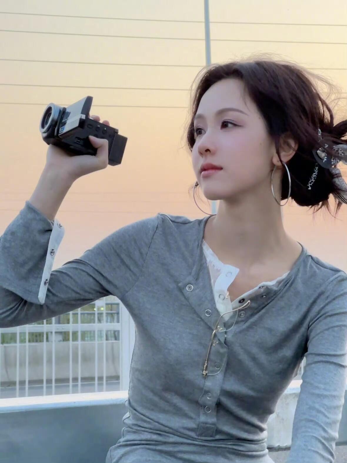 捕捉落日的文艺清冷女，高智美具像化陈都灵 ​​​