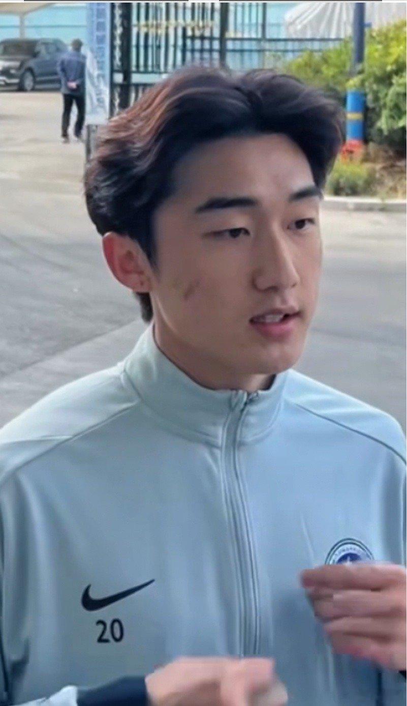 i人理想周末就是躺在沙发上追剧和嗨聊，嗯，这个小哥哥颜值在线，帅气！新赛季的20