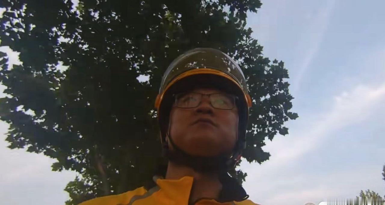 《北师大心理学硕士搬到青岛体验送外卖，拍视频火了却停更了：送外卖不为开账号丨在场