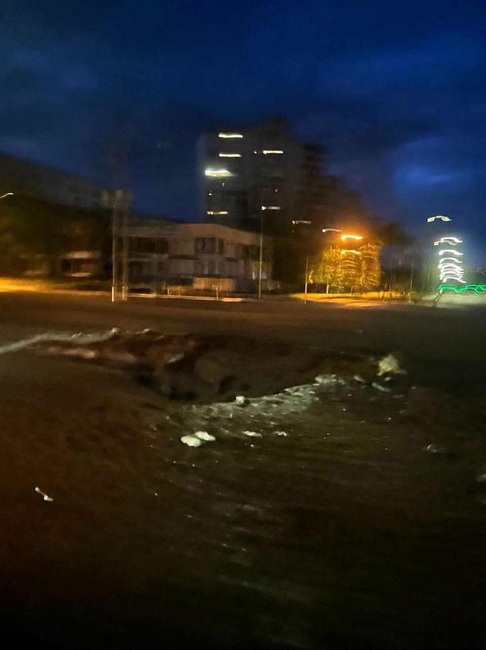 俄軍襲擊後，基輔市道路中央出現巨大彈坑。 