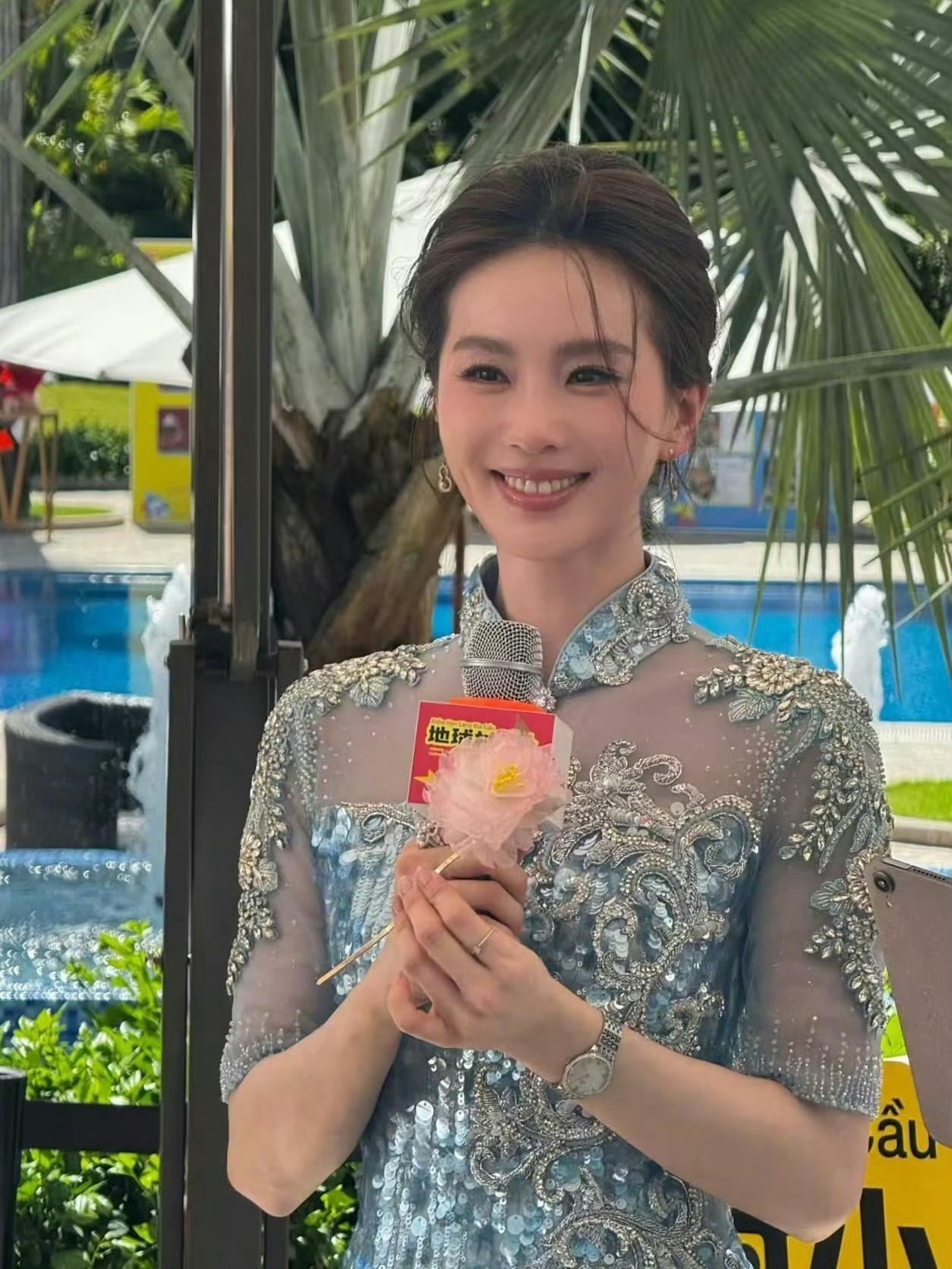 一姐这张真的神了 微风轻抚你发丝 