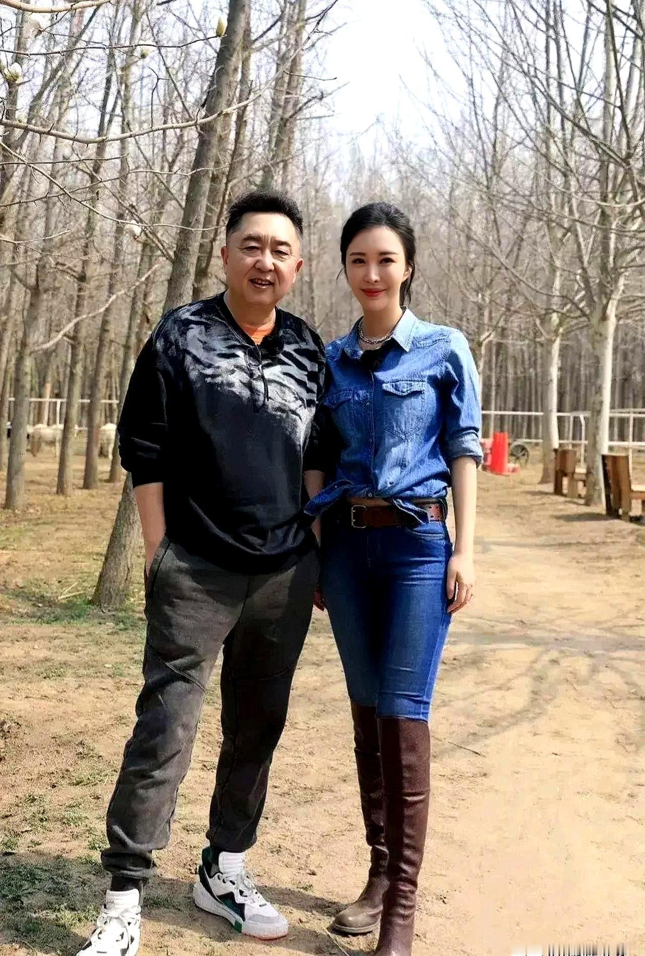 现在的豪门贵妇圈都这么卷了吗？
一边是天天端着骨瓷杯喝下午茶的“独立女性”，一边
