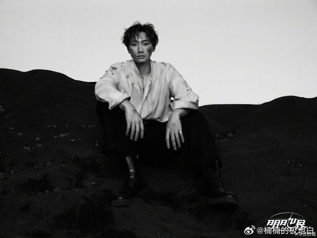 汪苏泷明日世界海报汪苏泷胡渣造型 不被定义的音乐与造型，汪苏泷胡渣亮相明日世界海