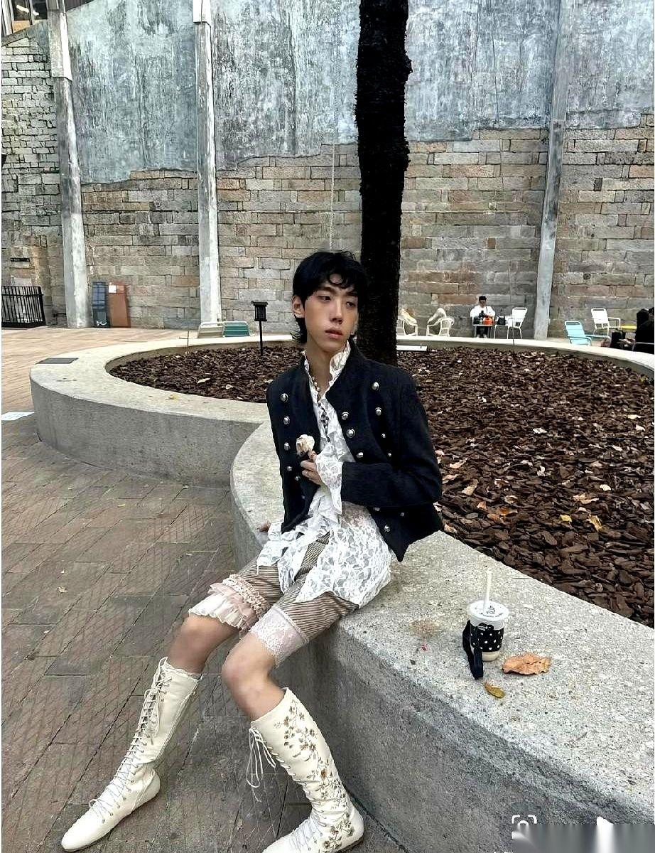 伊能静的儿子恩利，脚下一双小长靴，直接踩上了大街。
他身上那件蕾丝花边裙，在人群