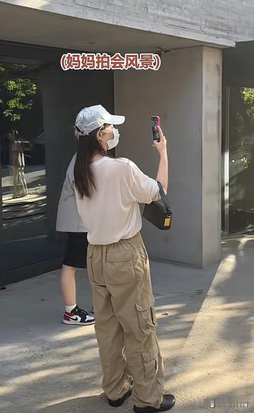 果然还是妈妈更支持女儿，在网友的一再质疑声之中，黄奕还是带着女儿来到韩国，看样子