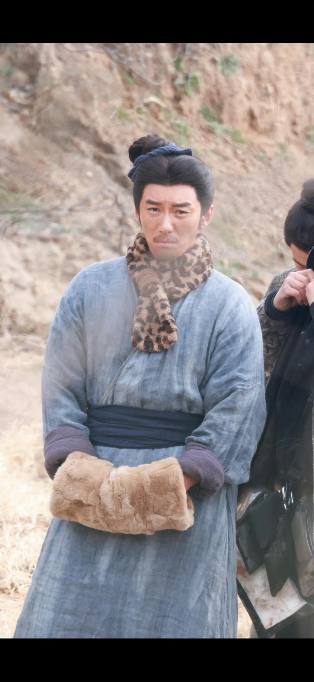 代旭 裴轸失业后去挖土了代旭演的裴轸，我以为结局是润去美国潇洒，结果居然是扛起锄