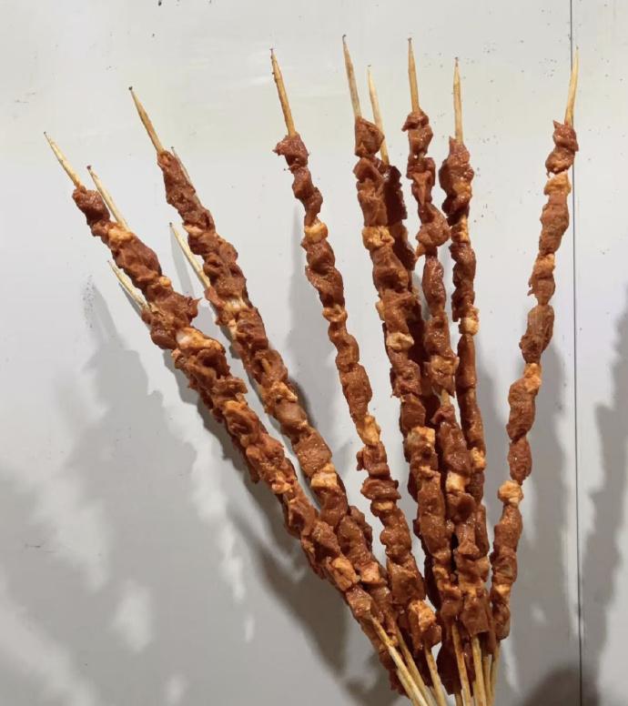 这种一米长的大肉串你还敢吃吗

现在夜市、景区里的一米大肉串真的很火热，长长的一