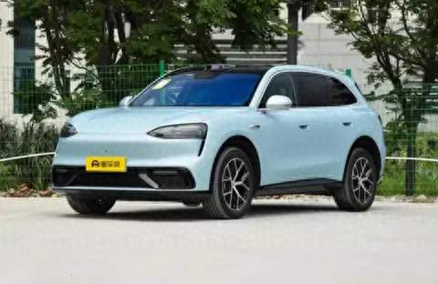 问界M6评测，25万级SUV，配置丰富，空间宽敞，适合家庭出行