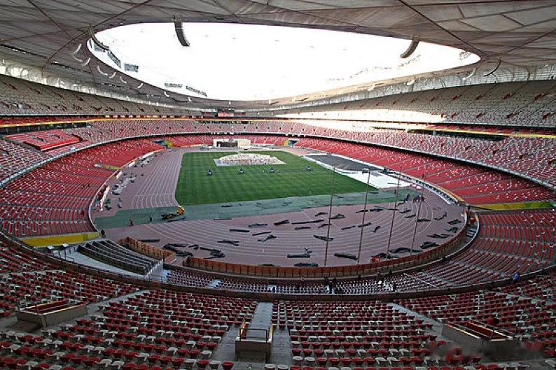 #来我家乡玩一天# 
来北京必须来看看鸟巢，感受那超级震撼的建筑。
鸟巢从外观上