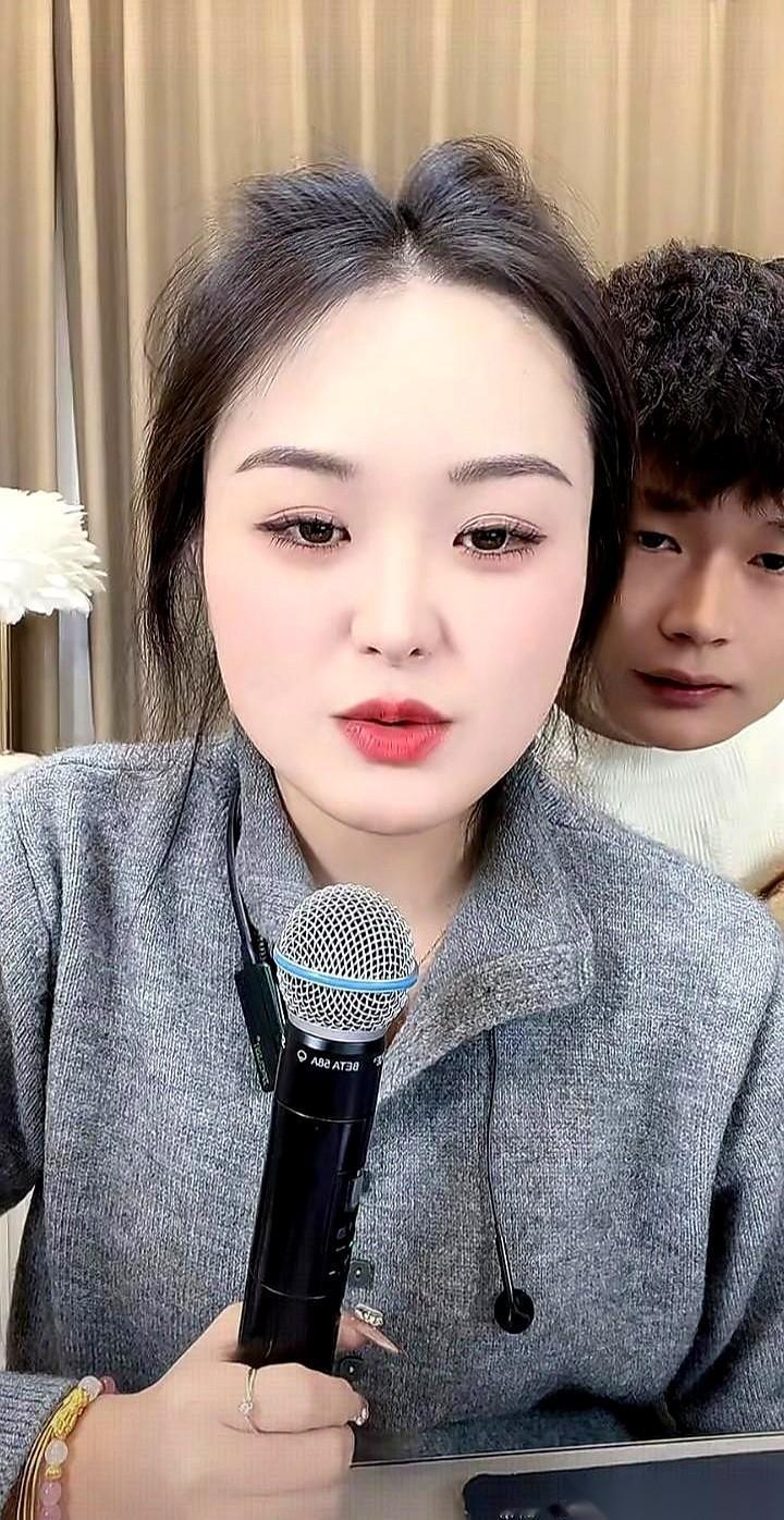 脸皮这东西，关键时刻是可以拿来换钱的。
甚至能换来泼天的流量。
真的，我算是看明