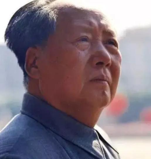 1976年，毛主席弥留之际，写下一个“三”字，又在床头轻轻敲了三下，贴身卫士周福