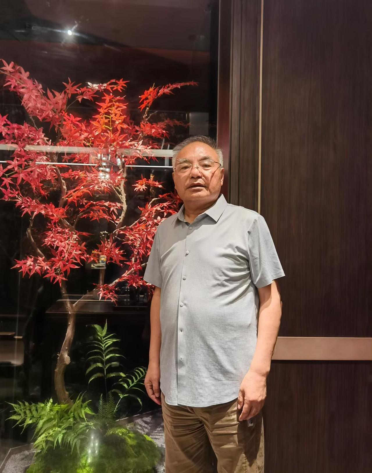 文友辅仁
​老友如酒
       图1：中国散文学会副会长、市作协原主席高振，