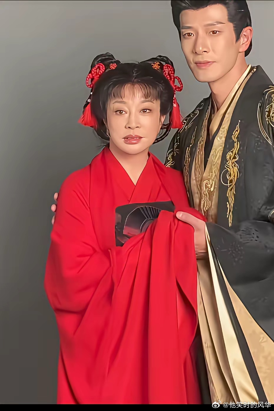 刘晓庆在短剧里演18岁少女，大家都说的太违和了。有人发了一张线下的照片，你看违和