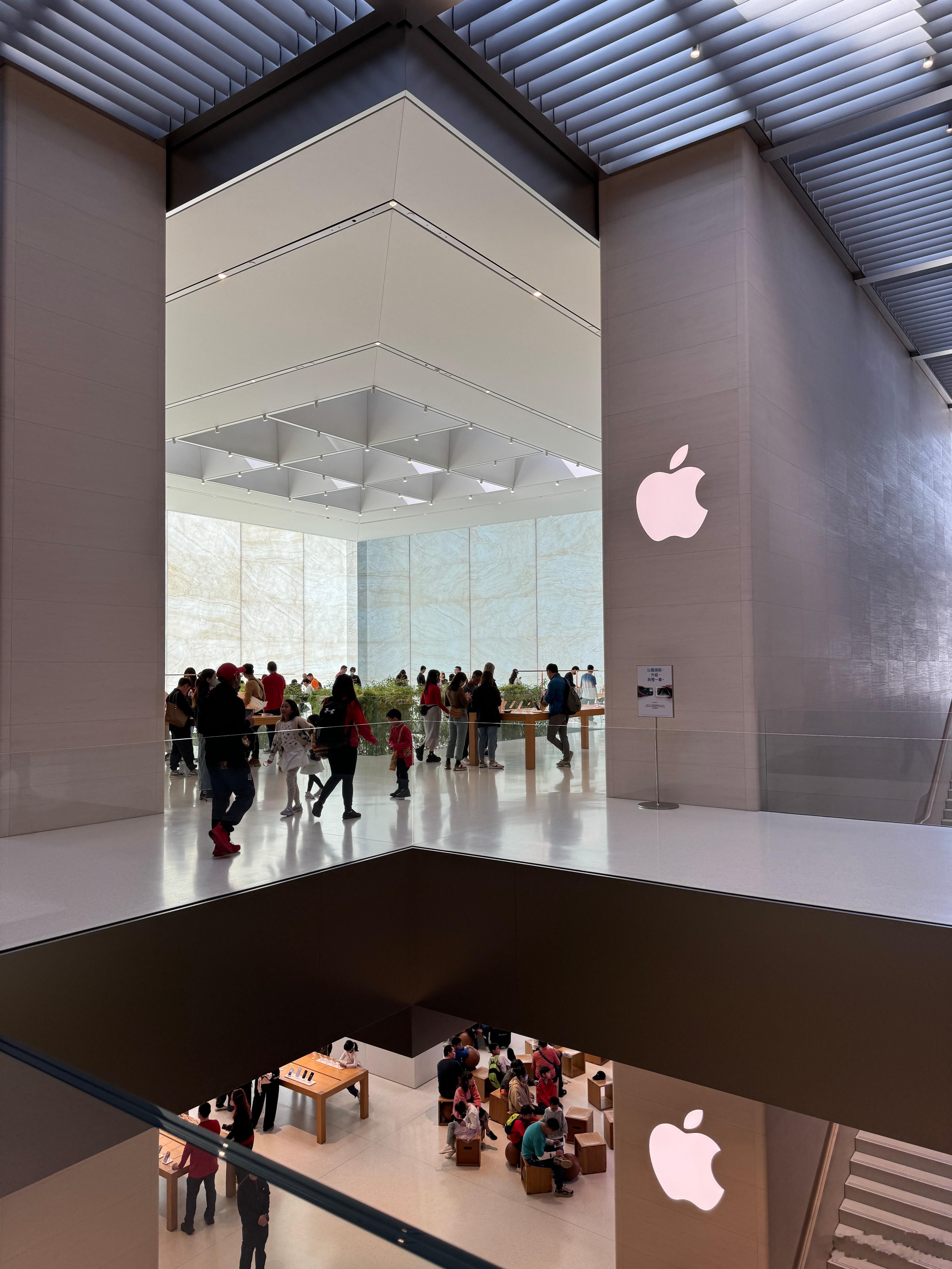 早上iPhone膜摔碎了一个角，来Apple Store贴了一张顶配335人民币
