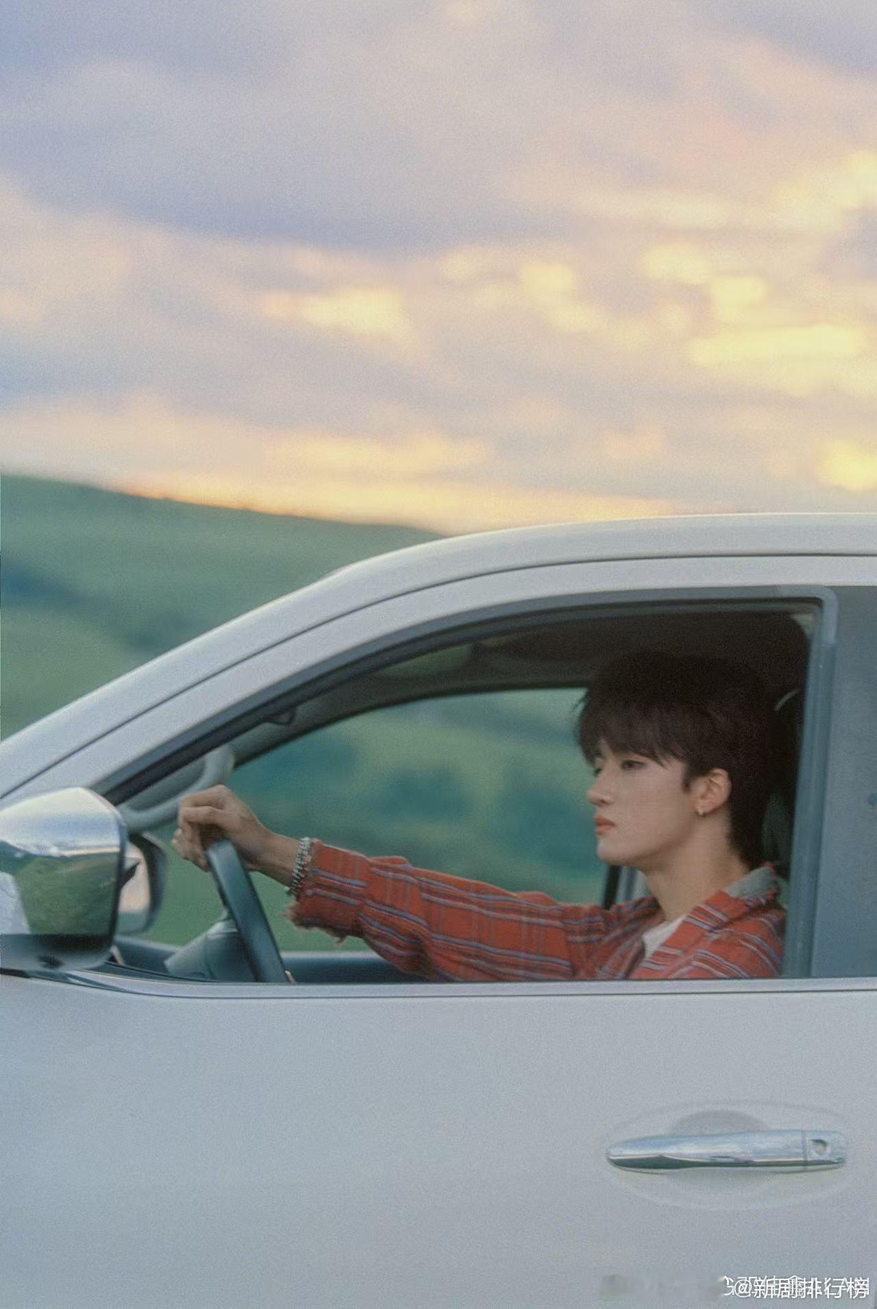 邓佳鑫唱了一半一半 邓佳鑫唱的《一半一半》也太抓耳了，清透的嗓音把歌曲的温柔感拉