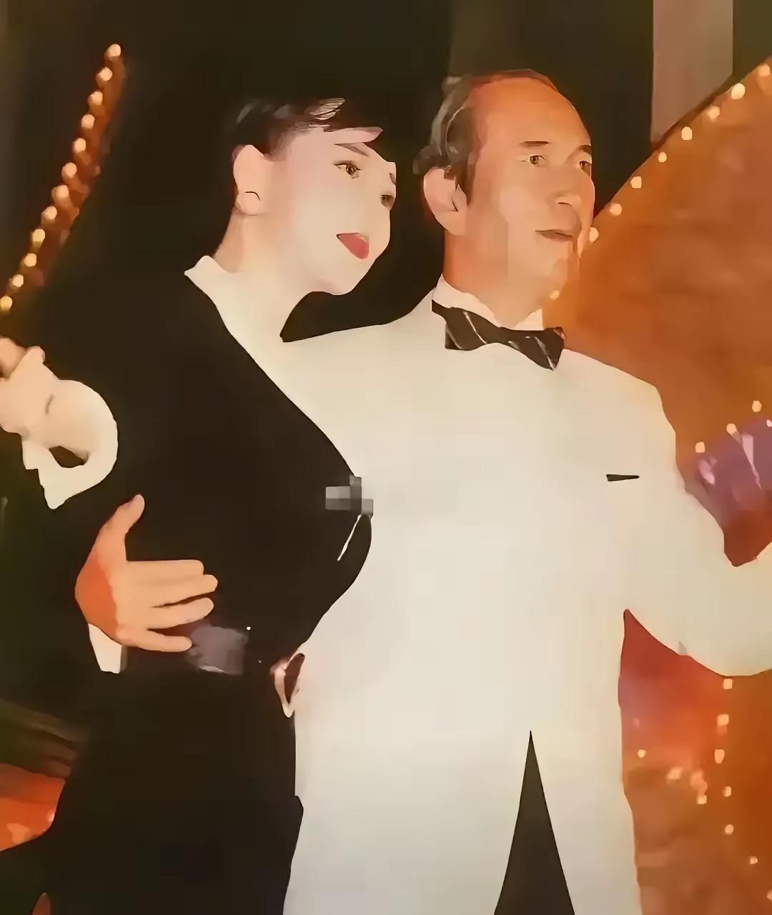 这是赌王何鸿燊和利智的真实样貌，都看看吧，这可不是演员扮演的。

利智被誉为50