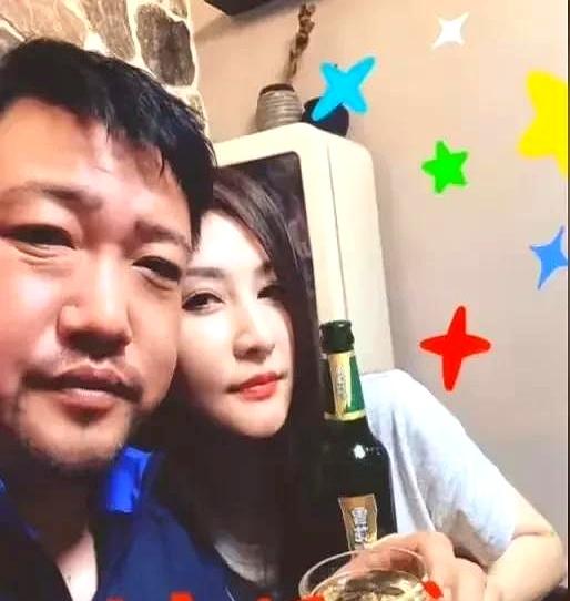人到中年，老婆还愿意陪着你喝点8+1的，实属少见，贾冰还是蛮幸运的，娶了个好老婆