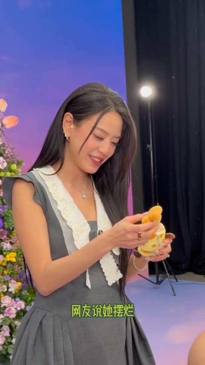 江语晨真的是反向内卷，别的姐姐都把浪姐当成了减肥节目，只有她把浪姐当成了美食节目