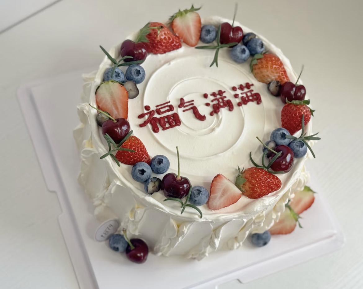 从健康角度讲，一日三餐都重要，少吃哪餐都有危害。但特定情况下，相对能少吃的是晚餐