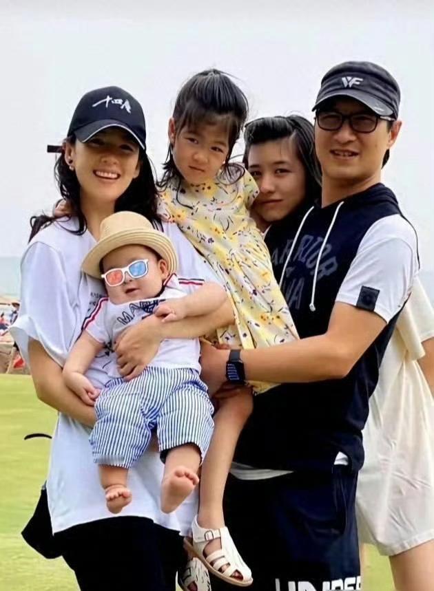 章子怡夺回女儿抚养权这事，真没啥好意外的。当初23年离婚时，两人说好儿子归章子怡