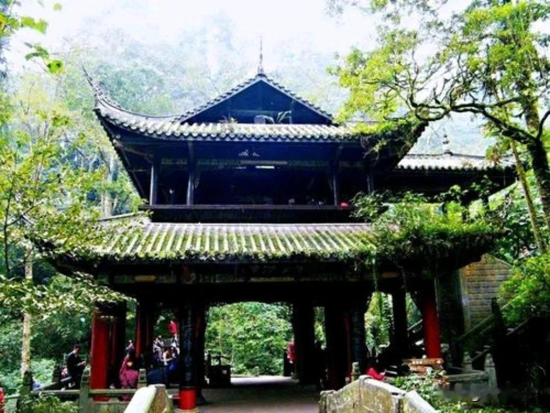 七绝：清音阁留题
清音阁上听流泉，
涧水叮咚似管弦。
我爱青山多妩媚，
青山伴我