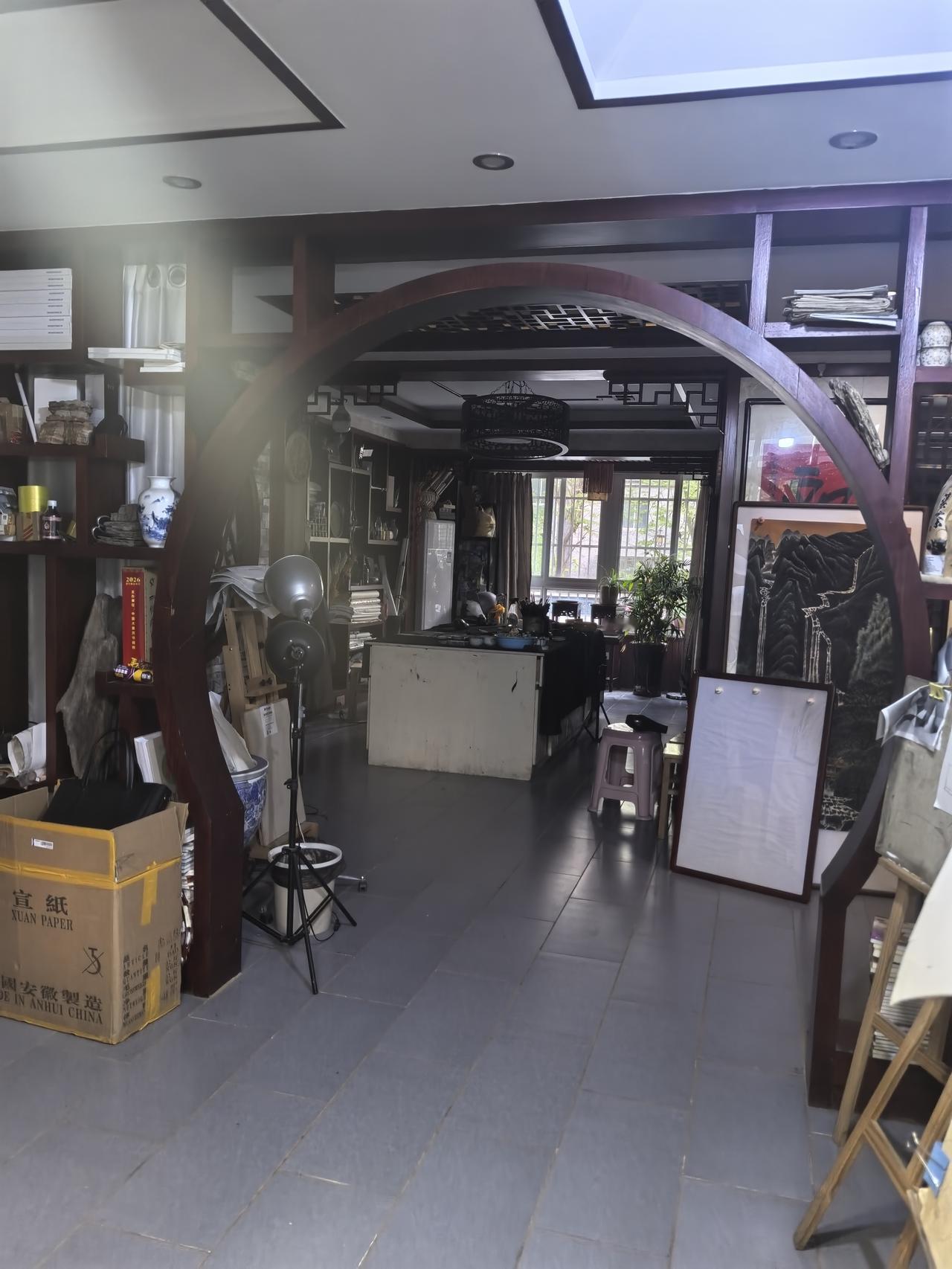 这是我的画室！都说“乱室出佳人”，你看这满屋子的笔墨纸砚、堆叠的画具，看似“凌乱