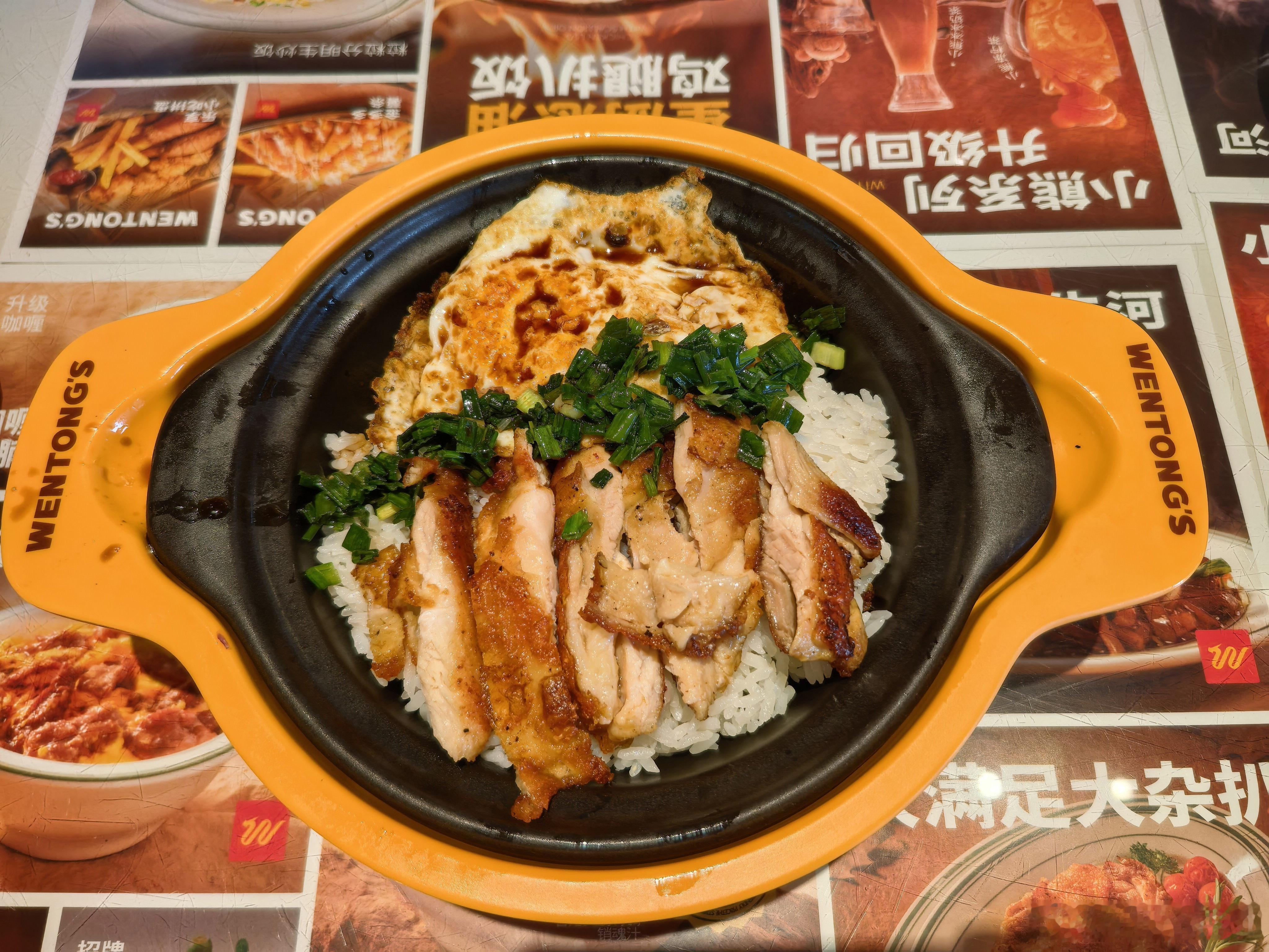 这碗饭的灵魂在韭菜上，一下子让我想起了小时候的味道，小时候家里必备的凉拌菜是酱油
