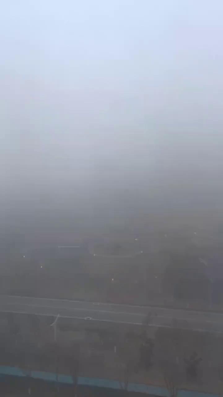 看这大雾，太大了。