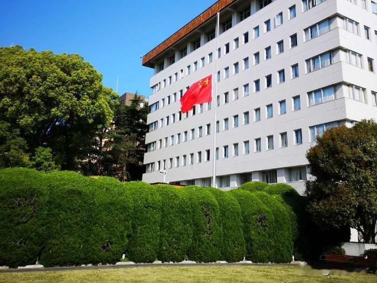 持刀翻墙闯进中国使馆，只给个解职就完了？

一名日本陆上自卫队现役军官，携带刀具