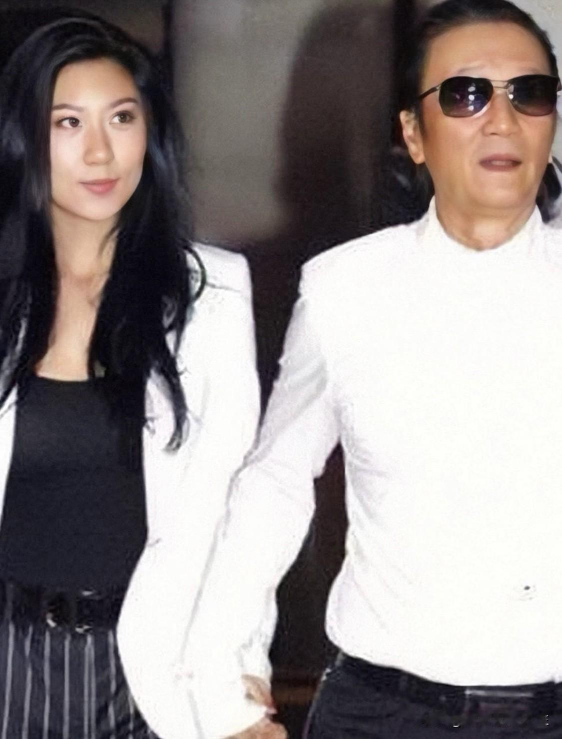 谢贤前女友coco 坦言：
“从谢贤那拿了2000万？进入到上流社会，钱是最不值