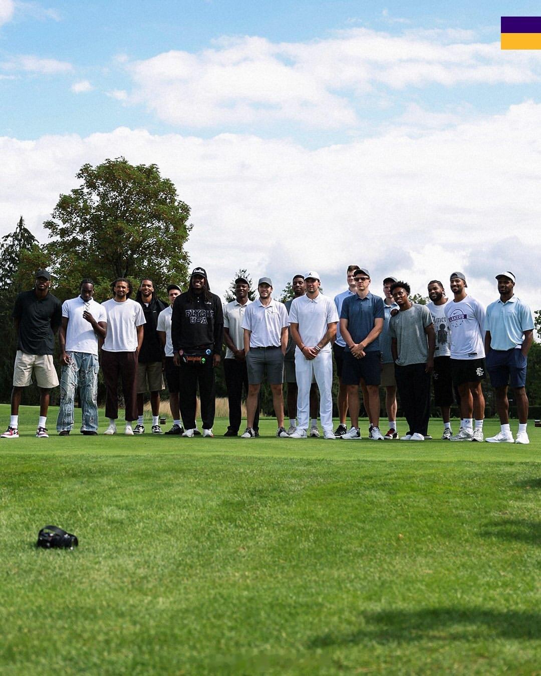 湖人新赛季的高尔夫⛳合影以前休赛期是钓鱼🎣，现在换成了高尔夫⛳ 