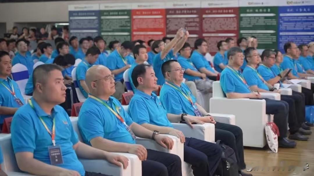 星城夏日聚才俊，算理交锋智慧燃，笔底乾坤藏数理，楚才妙解破难关！

8月1日-8