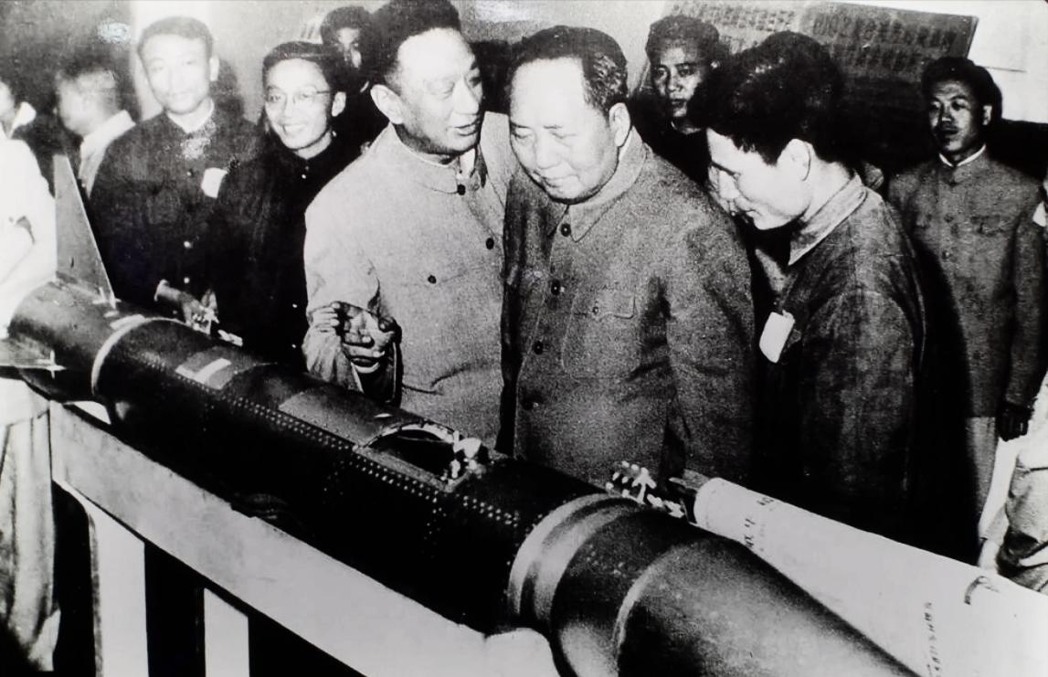 一次在上海视察，毛主席由上海市委第一书记柯庆施陪同，忽然问他：“柯老，你知道上海