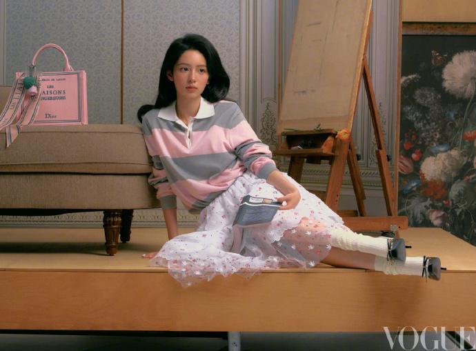 周也VOGUE书中漫游大片，调色好好看，像油画里走出来的少女，梦幻自带氛围感